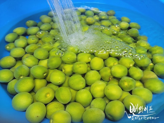 Wash the plums — step photo 2