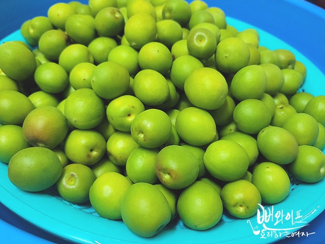 Wash the plums — step photo 1