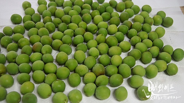 Wash the plums — step photo 2