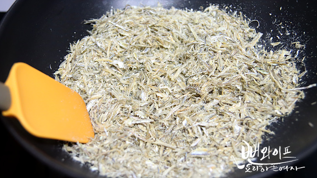 Toast the dried anchovies — step photo 1