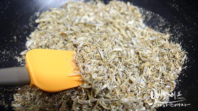 Toast the dried anchovies — step photo 2