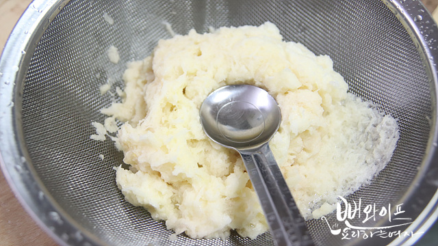 Grate the potatoes — step photo 2