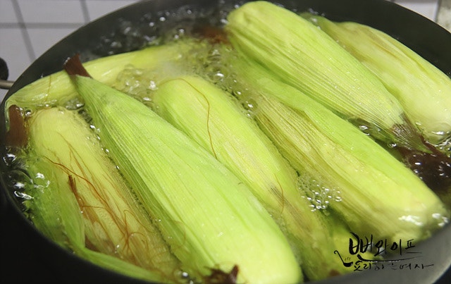Boil the corn — step photo 1