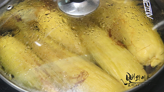 Boil the corn — step photo