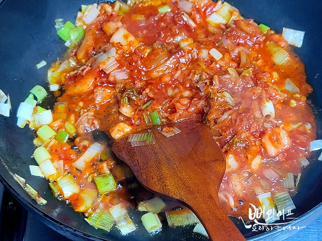Stir-fry the kimchi — step photo 1