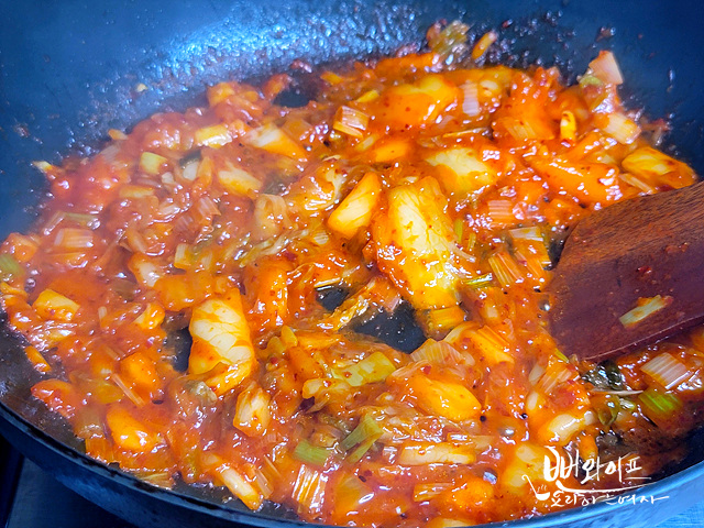Stir-fry the kimchi — step photo 3