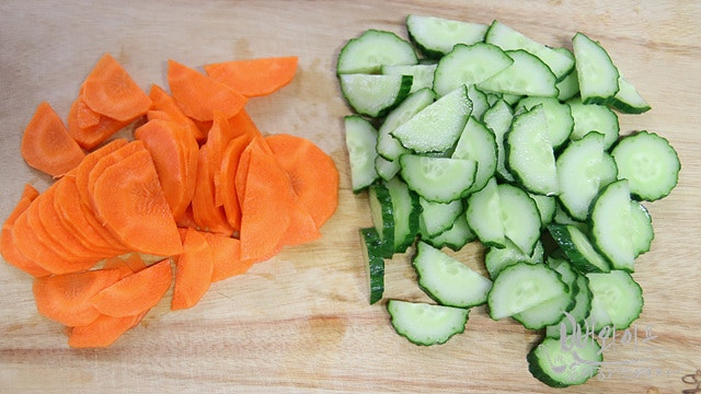 Pickle the cucumber and carrot — step photo 1