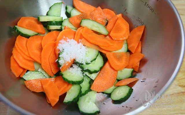 Pickle the cucumber and carrot — step photo 2