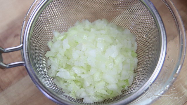 Prepare the onion — step photo 1