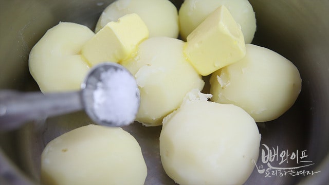 Boil and mash the potatoes — step photo 1