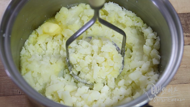 Boil and mash the potatoes — step photo 1