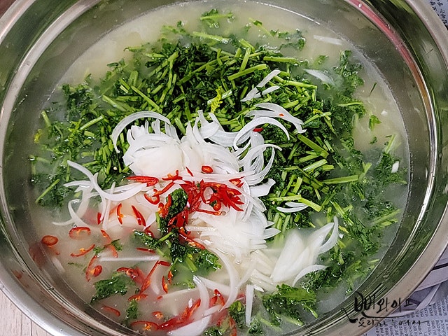 Mix the ingredients into the broth — step photo 1