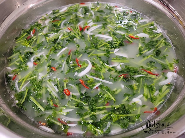 Mix the ingredients into the broth — step photo 2