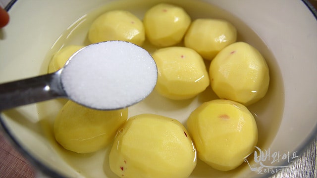 Boil the potatoes — step photo 2