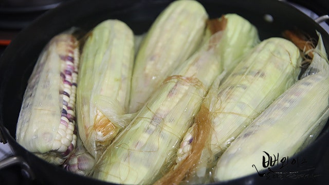 Boil the corn — step photo 1
