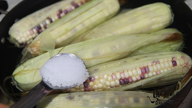 Boil the corn — step photo 2