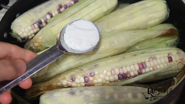 Boil the corn — step photo 3