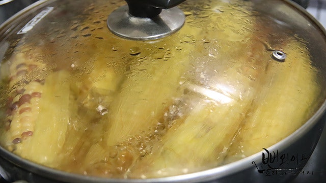 Boil the corn — step photo 1