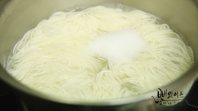 Boil the noodles — step photo 1