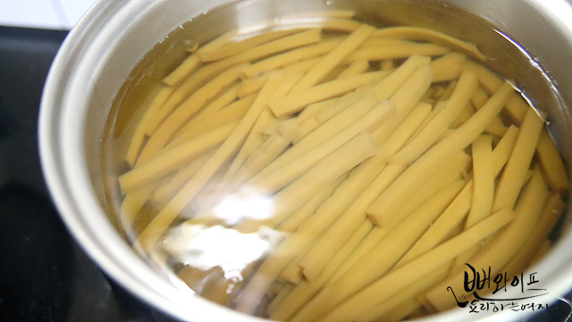 Blanch the acorn jelly — step photo 2