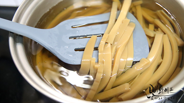 Blanch the acorn jelly — step photo 1