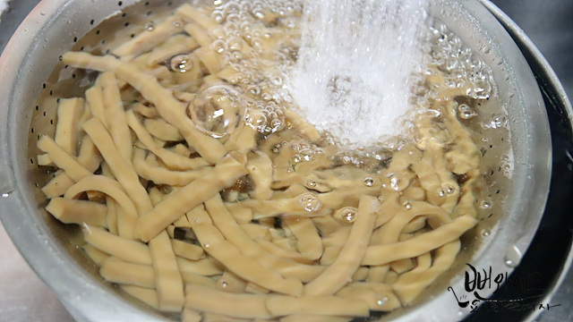 Blanch the acorn jelly — step photo 2