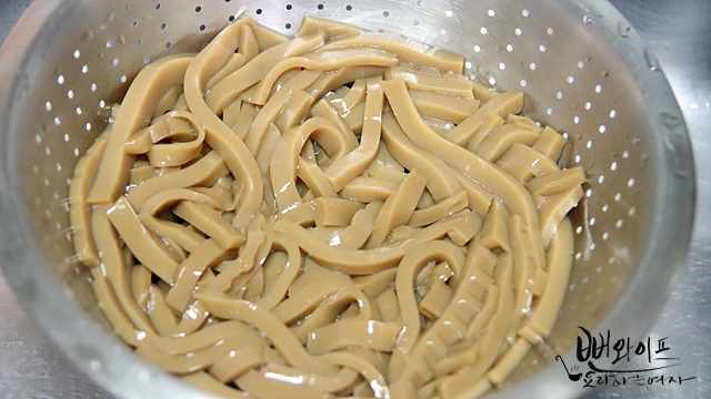 Blanch the acorn jelly — step photo 3