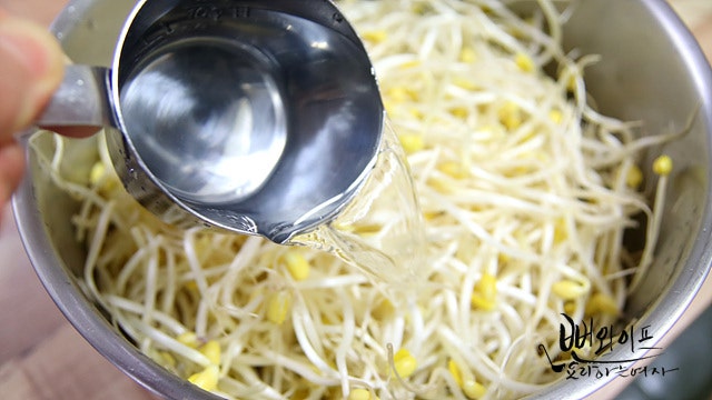 Cook the soybean sprouts — step photo 1