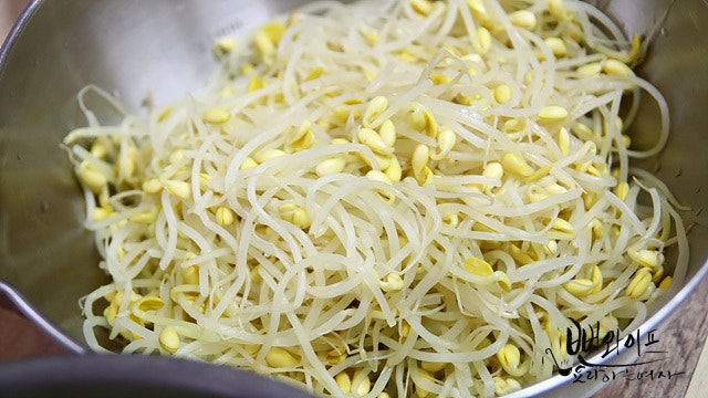Cook the soybean sprouts — step photo