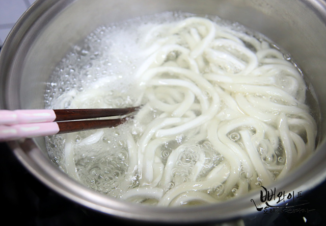 うどんを茹でる — 手順の写真 1
