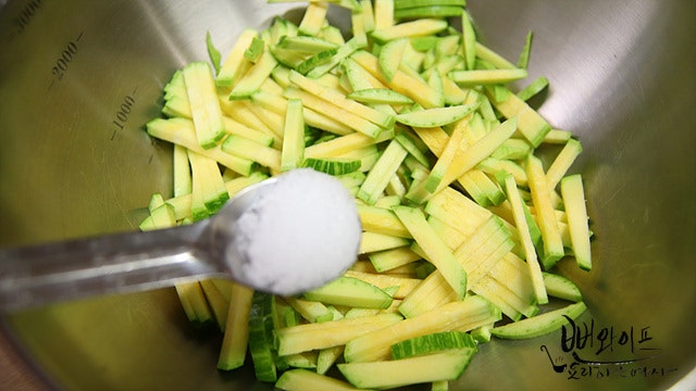 Salt the Korean zucchini — step photo 1