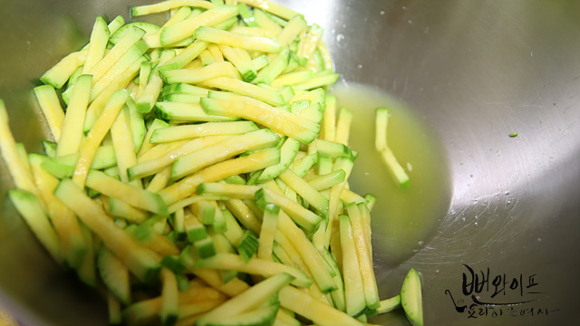 Salt the Korean zucchini — step photo 2