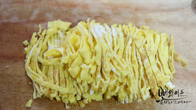 Make egg strips (jidan) — step photo 3