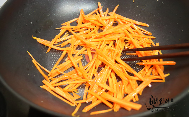 Stir-fry the toppings — step photo 1