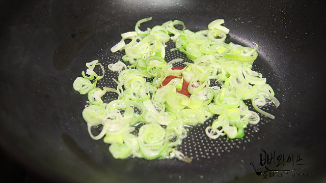 Stir-fry the toppings — step photo