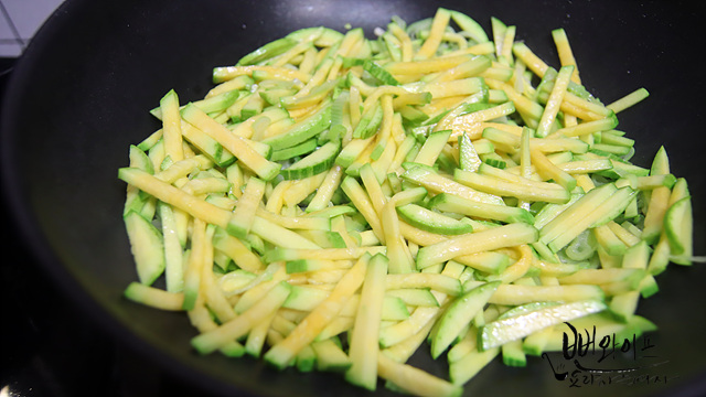 Stir-fry the toppings — step photo 1