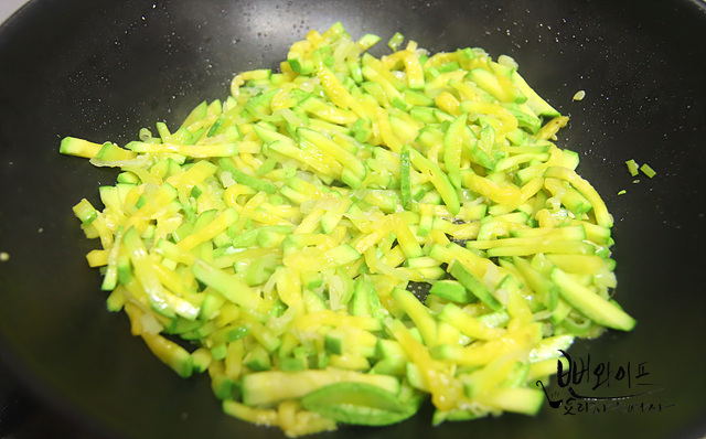 Stir-fry the toppings — step photo 2