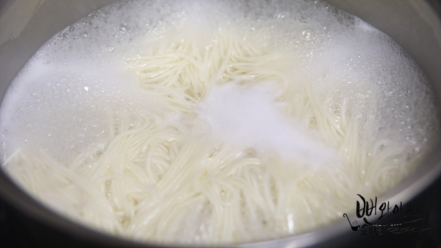 Boil the noodles — step photo 1