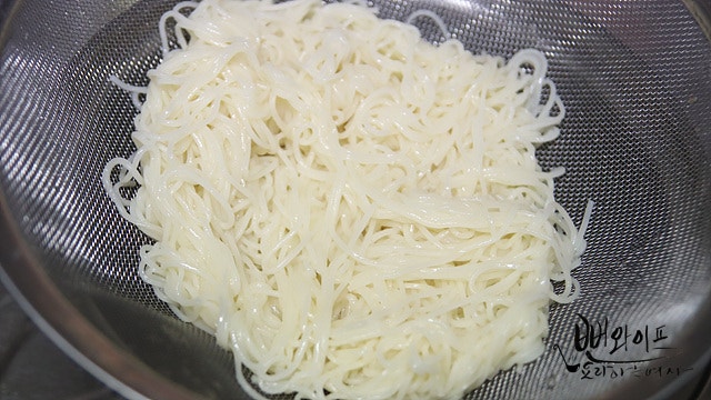 Boil the noodles — step photo 2