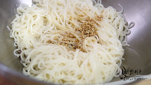 Boil the noodles — step photo 1