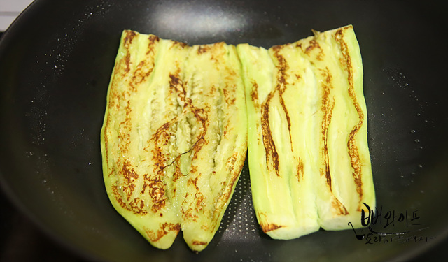 Pan-fry the eggplant — step photo 2