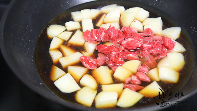 Add beef and seasonings to simmer — step photo 1