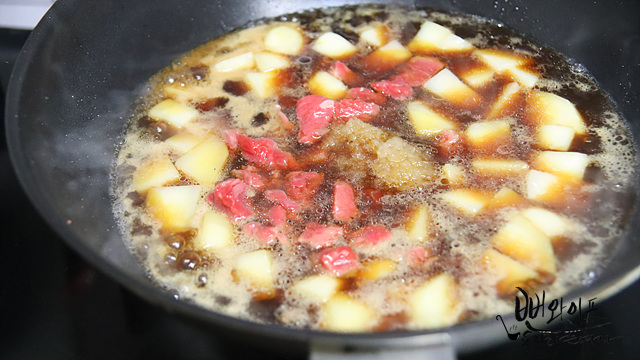 Add beef and seasonings to simmer — step photo 2
