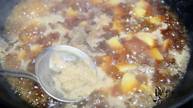 Add beef and seasonings to simmer — step photo 1