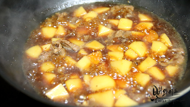 Add beef and seasonings to simmer — step photo 2