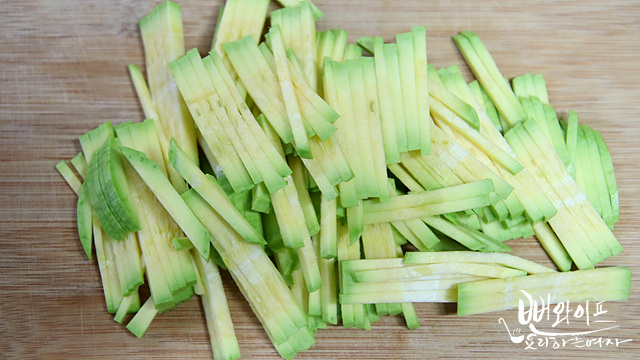 Julienne zucchini and prepare egg mixture — step photo 1