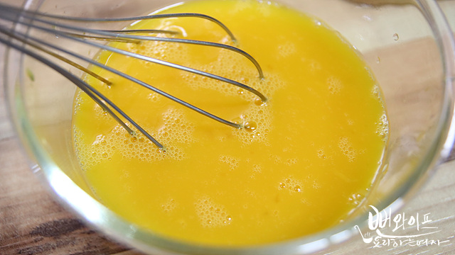 Julienne zucchini and prepare egg mixture — step photo 2