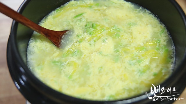 Pour in egg mixture and cook — step photo 1