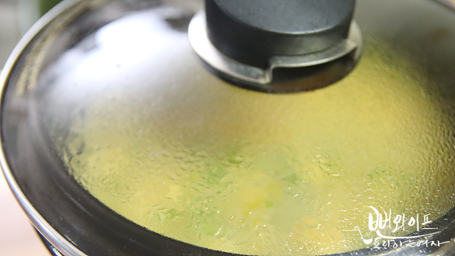 Pour in egg mixture and cook — step photo 2