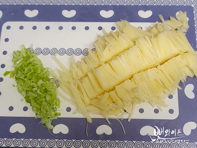 Cut and grate the ingredients — step photo 1